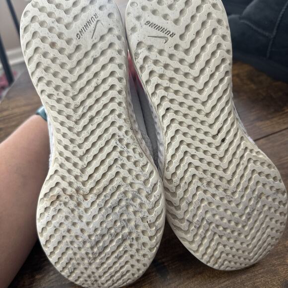 Nike Revolution 5 Running Sneakers Girls Size 5Y Dust Hyper Pink BQ5671-010 - Picture 7 of 7